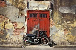 penang, maleisië-jul 18, 2014-algemeen visie van een muurschildering 'jongen Aan een fiets' geschilderd door ernest zacharevic in penang Aan juli 6, 2013. foto