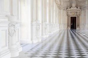 reggia di venaria echt, Italië - gang perspectief, luxe marmer, galerij en ramen - Koninklijk paleis foto