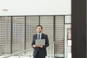 jong leidinggevenden met een gelukkig humeur een keer de project heeft geweest goedgekeurd door de top beheer na voltooien de presentatie Bij de vergadering foto