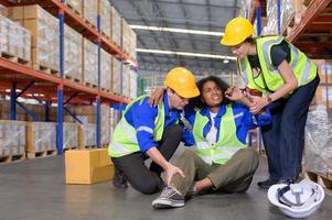 werken in een groot industrieel faciliteit met zwaar materialen en machines. veiligheid overwegingen zijn daarom van de uiterste betekenis. extreem waakzaamheid moet worden uitgeoefend in deze situatie foto