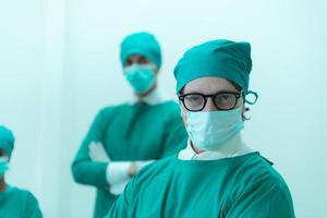 portret van professor van geneeskunde in cardiologie en een team van artsen in de in werking kamer ondergaan hart transplantatie chirurgie foto