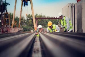 voordat vervoeren de staal structuur naar de in aansluiting op sectie naar worden gebruikt in gebouw, ingenieur zijn geïnspecteerd en de kwaliteit van de afgewerkt Product is besproken. foto