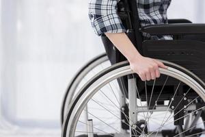 close-up van een persoon in een rolstoel foto