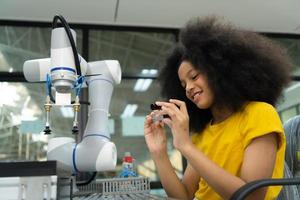 kinderen gebruik makend van de hand- robot technologie, studenten zijn aan het studeren technologie, welke is een van de stam cursussen. foto