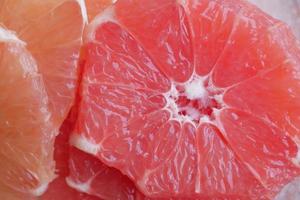 detailopname van vers grapefruits Aan een bord foto