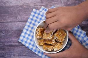 hand- plukken pinda's zoet snoep Aan tafel foto