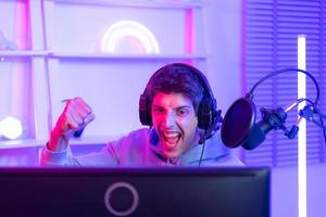 de winnend humeur van een professioneel gamer dat is waar de contant geld en beroemdheid komen van. foto