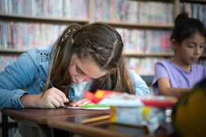 een groep van studenten van een Internationale school- dat promoot creativiteit foto