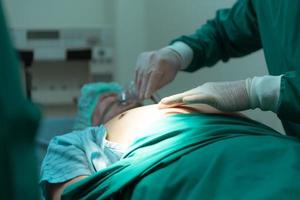 medisch docent in cardiologie en medisch team in de hart transplantatie kamer een mes is wezen gebruikt voor chirurgie Aan een geduldig. foto