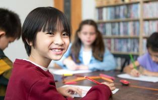 een groep van studenten van een Internationale school- dat promoot creativiteit foto