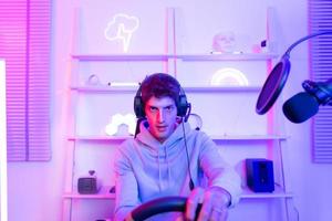 de winnend humeur van een professioneel gamer dat is waar de contant geld en beroemdheid komen van. foto