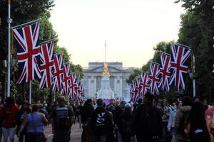 Londen in de uk in juni 2022. mensen vieren de platina jubileum in Londen foto