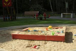 zandbak voor kinderen. kinderen Oppervlakte. veel van zand en speelgoed. foto