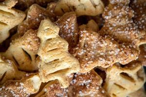 smakelijk achtergrond van kaneel cakes van bladerdeeg gebakje in de vorm van een Kerstmis boom in detailopname foto