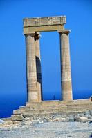 oud antiek steen ruïnes Aan een heet zomer dag Aan de Grieks eiland van rhodes in Lindos foto