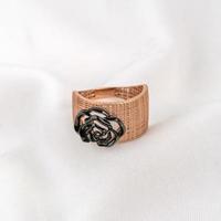 goud ring met zwart bloem foto