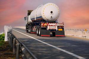 gas- vrachtauto Aan snelweg weg met tank olie container, vervoer concept., importeren, exporteren logistiek industrieel vervoeren land- vervoer Aan de asfalt snelweg foto