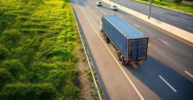 top visie van wit vrachtauto beweging vervagen Aan snelweg weg met container, vervoer concept., importeren, exporteren logistiek industrieel vervoeren land- vervoer Aan de snelweg.zacht focus foto