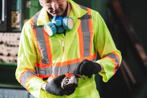 fabriek arbeider Mens vervelend veiligheid bescherming met in handschoenen naar bereiden voor werk vel metaal knabbelschaar snijder foto