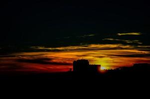 kleurrijk lucht Bij zonsondergang foto