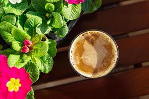 kop van koffie buitenshuis bloem sleutelbloem veelkleurig kopiëren ruimte voedsel achtergrond rustiek top visie foto