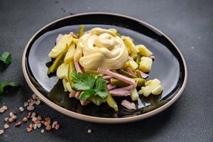 vers aardappel salade, augurk, worst, mayonaise klaar naar eten maaltijd voedsel tussendoortje Aan de tafel kopiëren ruimte voedsel achtergrond rustiek top visie foto