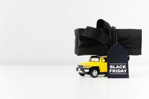 zwarte vrijdag speelgoedauto met cadeau op witte achtergrond