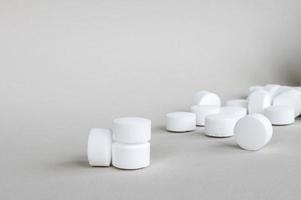 wit tablets van ingedrukt zout voor de vaatwasser detailopname. plaats voor tekst foto