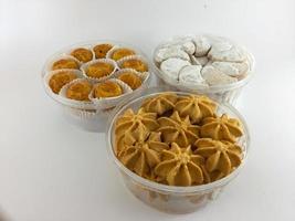 geassorteerd Indonesisch koekjes voor eid al geschikt. zo kaastengels, lidah kucing, semprit keju koekjes. foto