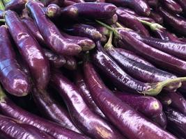 hoop van vers aubergines in fruit groenten straat markt, biologisch ecologisch voedsel van lokaal producenten boeren dichtbij omhoog foto