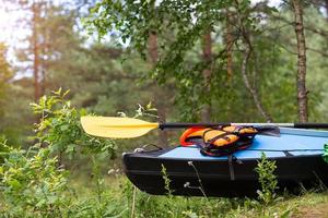 maar van een toerist boot Aan de oever. sport- water reis door kajak, roeien en raften. huiselijk toerisme, ecotoerisme. kopiëren ruimte foto