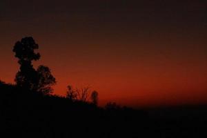 mooi silhouet van momenten in natuurlijk zonsopkomst en zonsondergang Aan de berg. vrede, eenzaamheid en haloween concept. foto