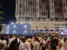 mekka, saudi Arabië, april 2023 - een mooi visie van pelgrims, hoog gebouwen en lichten Bij nacht Aan de buitenste weg in masjid al haram, mekka. foto