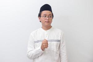 portret van jong attent Aziatisch moslim Mens bidden met Islamitisch kralen. geïsoleerd beeld Aan wit achtergrond foto
