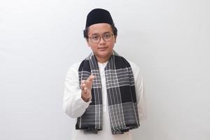 portret van jong Aziatisch moslim Mens bereiken uit zijn hand- voor een handdruk. geïsoleerd beeld Aan wit achtergrond foto