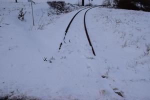 spoorweg sporen in sneeuw foto