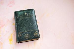Bijbel of poëzie boek Aan roze, christen achtergrond foto