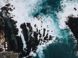 dar visie van golven Bij porto moniz in Madeira, Portugal foto