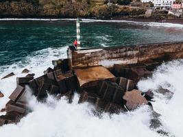 dar visie van golven crashen Bij zesvoudig pier in Madeira, Portugal foto