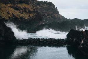 golven Bij zesvoudig strand in Madeira, Portugal foto