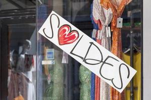 soldes banier in een venster winkel foto