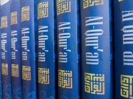 Islamitisch concept. heilig koran met geschreven Arabisch schoonschrift betekenis van al koran, Arabisch woord vertaling. de heilig al koran foto