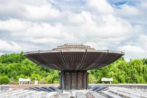 fotografie Aan thema mooi oud fontein zonder water onder Doorzichtig lucht foto