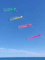blauw lucht met kleurrijk vliegers in de vorm van octopussen foto