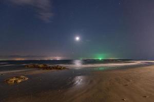 nacht schot van natai strand in Thailand met lang blootstelling foto