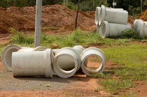 beton riool pijpen aan het wachten naar worden gelegd in een Noord West buurt in Brazilië, Brazilië foto