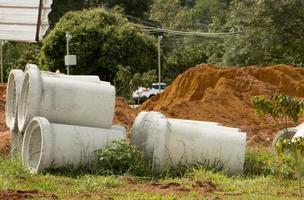 beton riool pijpen aan het wachten naar worden gelegd in een Noord West buurt in Brazilië, Brazilië foto