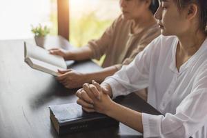 religieuze jonge vrouw die 's ochtends tot god bidt, spiritualiteit en religie, religieuze concepten foto