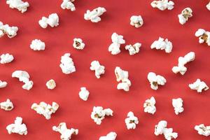 bioscoopconcept met popcorn op rode achtergrond foto