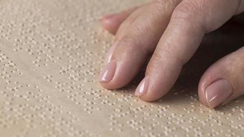 close-up hand lezen van braille